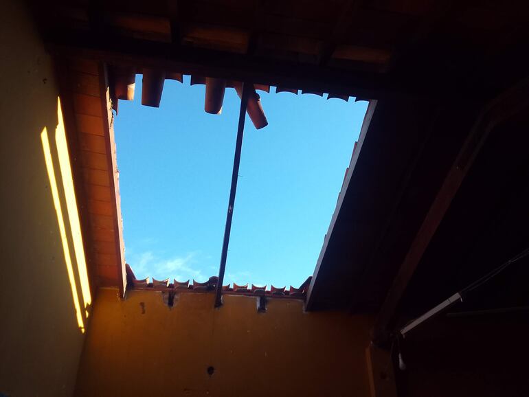 
Una parte del techo de la escuela se cayó en noviembre de 2023 y hasta hoy no fue reparado. 