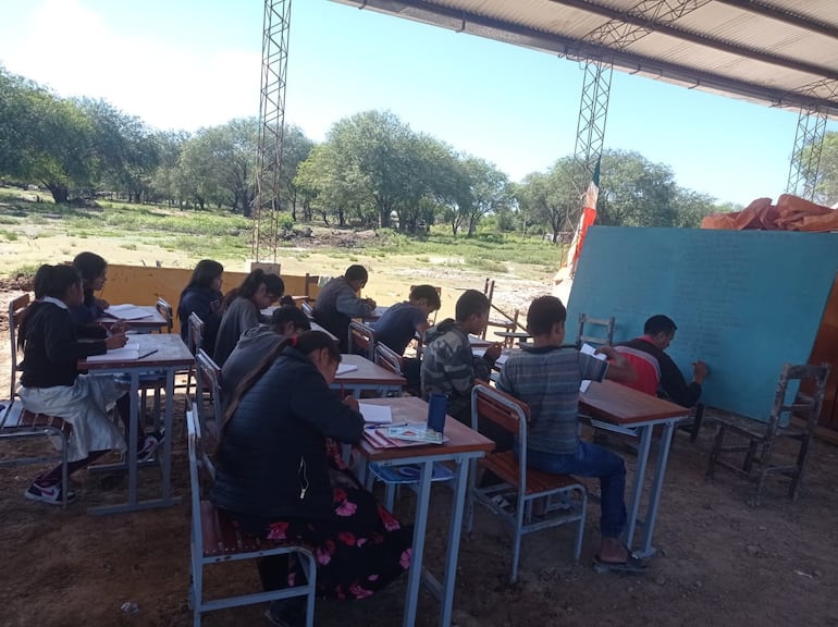 Foto de archivo. Escolares dando clases en predio de una precaria escuela.