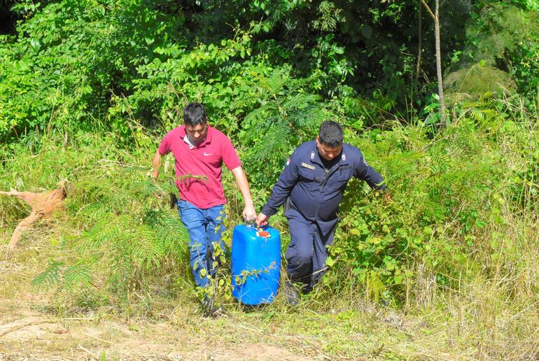 Uno de los bidones con combustible incautados a 500 metros de donde la avioneta sufrió el percance.