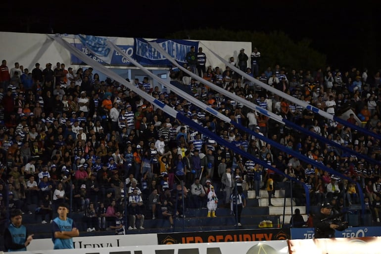 Los aficionados del 2 de Mayo en el estadio Río Parapití de Pedro Juan Caballero para el partido ante Cerro Porteño por el torneo Apertura 2024 del fútbol paraguayo.