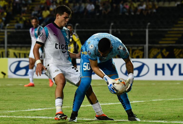 El paraguayo Rodrigo Villalba (i), jugador de Libertad, presiona al rival en un partido frente a Deportivo Táchira por la fase de grupos de la Copa Libertadores 2024 en el estadio Pueblo Nuevo, en San Cristóbal, Venezuela.