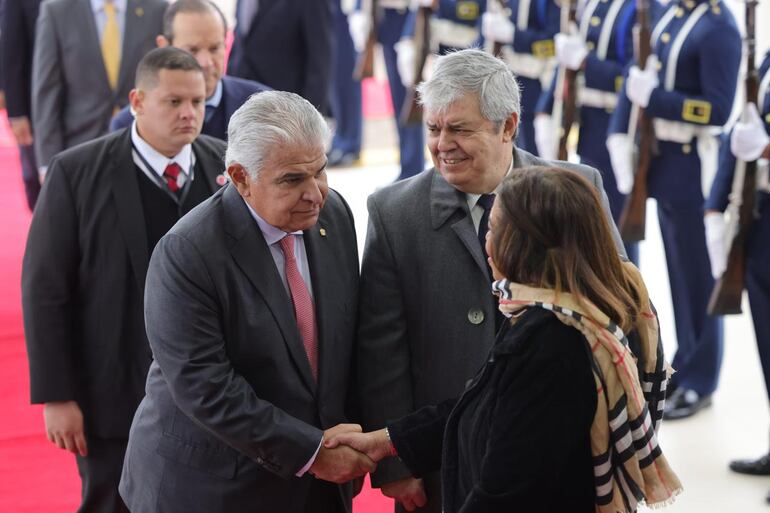 José Raúl Mulino, presidente de Panamá (izq.) es recibido por el ministro del Interior de Paraguay, Enrique Riera (i), en el aeropuerto de Asunción.