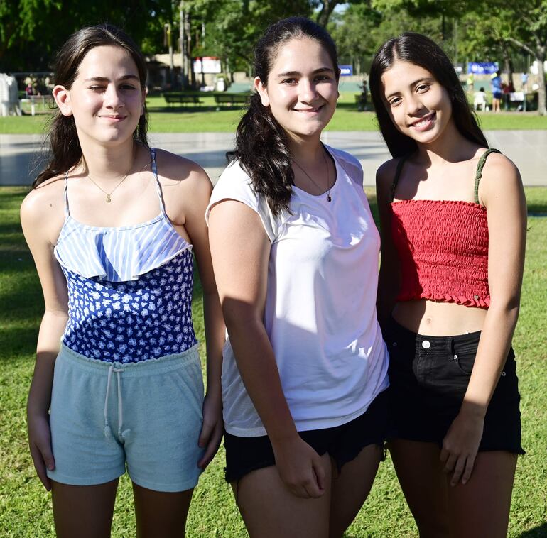 Victoria y Julieta Lubián y Valeria Segovia.