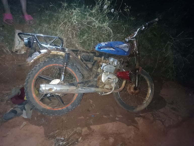 La motocicleta fue embestida por una camioneta en un camino vecinal de Itakyry.