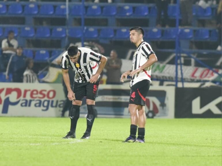 Los jugadores de Libertad lamentan la derrota en el partido frente a Nacional por la segunda fecha del torneo Clausura 2024 del fútbol paraguayo en el estadio Luis Alfonso Giagni, en Villa Elisa, Paraguay.