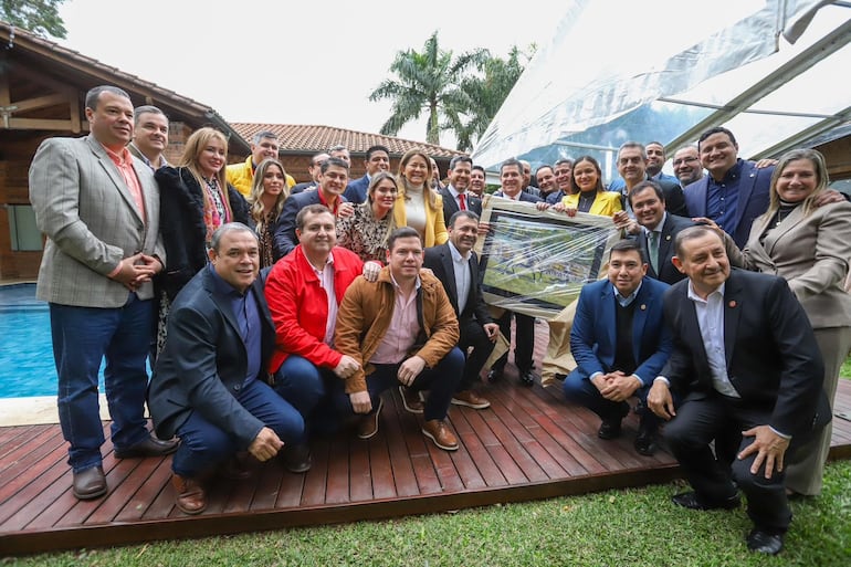 Diputados cartistas y de la bancada B Oficialistas, posando con Horacio Cartes en su casa en la celebración por su cumpleaños.