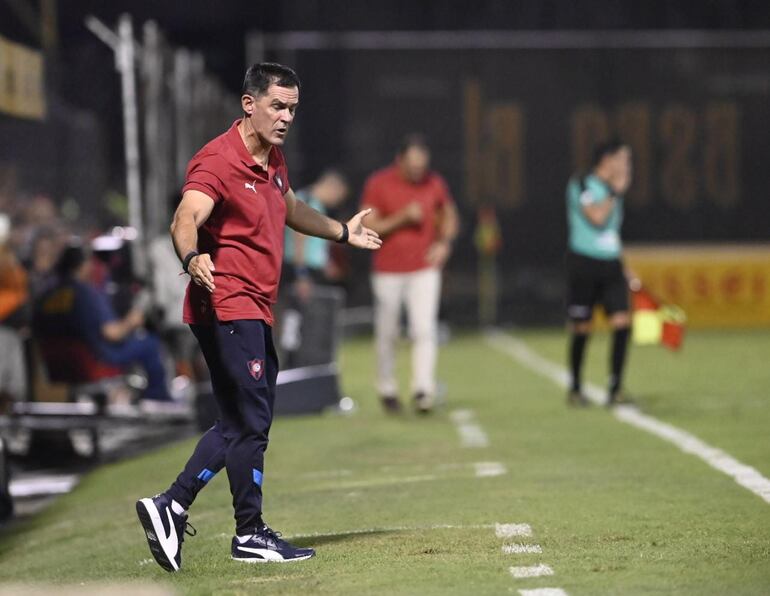 Víctor Bernay dejó de ser el entrenador de Cerro Porteño