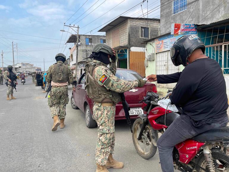 Soldados ecuatorianos realizando controles en la ciudad de Duran.