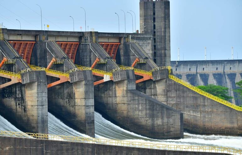 Itaipú informó que el caudal que vierte  la central irá bajando en los próximos días.