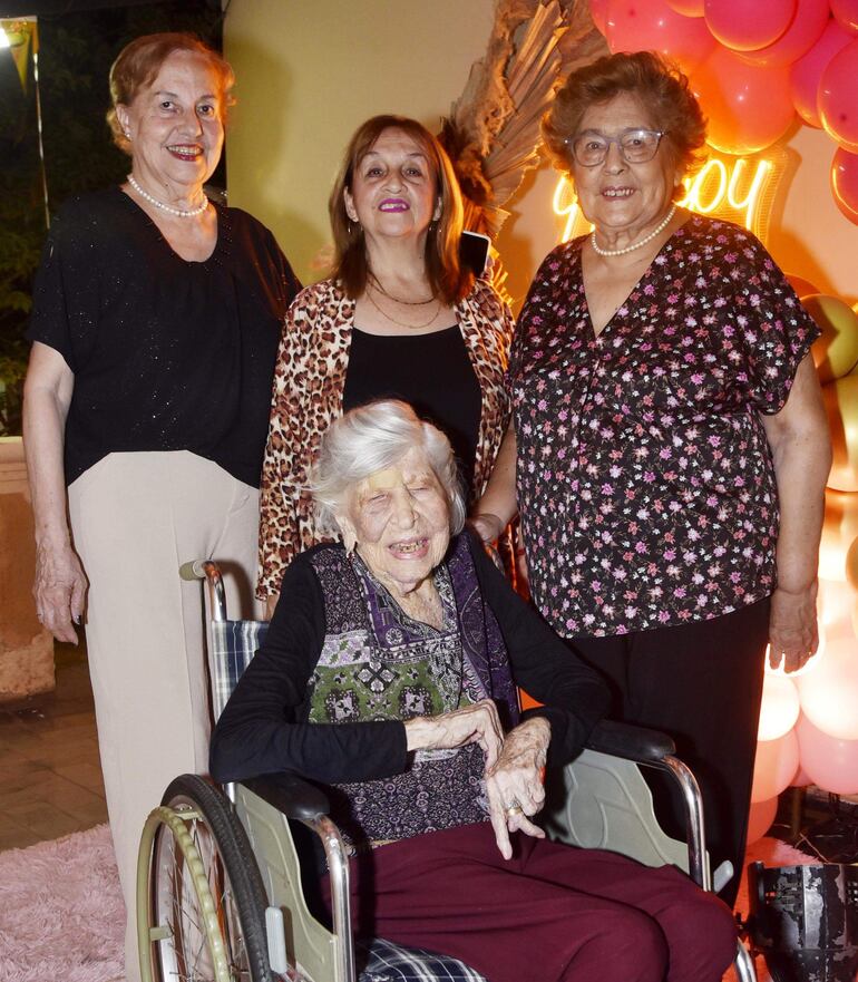 La “Abuela Chini”, junto en compañía de Shirley Figueredo, Zully de la Huerta y Teresita Báez.