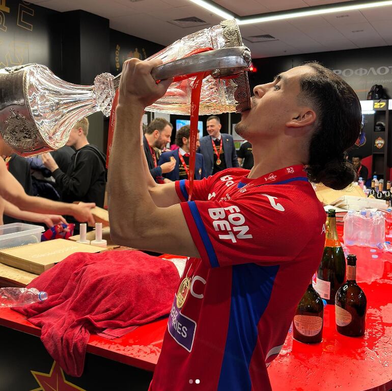 Jesús Medina toma un sorbo desde la Copa de Rusia, que ayer conquistó con el CSKA de Moscú tras superar al Krasnodar de Junior Alonso