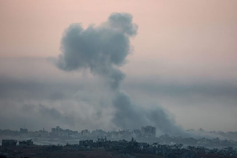 Humo sobre la Franja de Gaza luego de un bombardeo israelí, el pasado lunes.