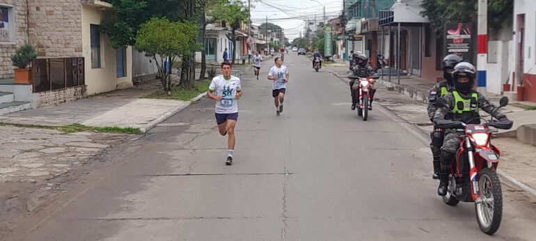 Gustavo Pérez, ganador de la corrida, acercándose a la meta.