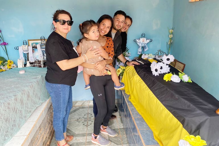 La viuda Olga Bianconi, la hija Marianela Medina y su hija, el hijo Virgilio Medina y la otra hija Dyrsen Medina, en Capiibary. Una bandera del club Guaraní cubre el féretro de Pablo Medina.