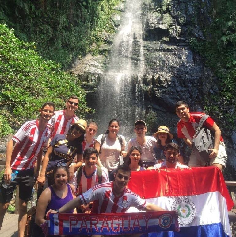 Estudiantes paraguayos en Taiwán no olvidan su bandera en cada celebración.