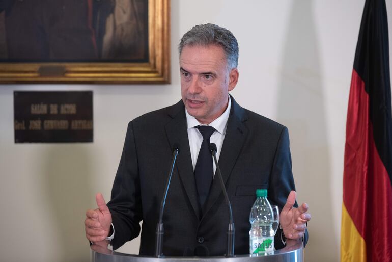 El presidente de Uruguay, Yamandú Orsi, habla en una rueda de prensa este domingo, en el Palacio Estévez en Montevideo (Uruguay).