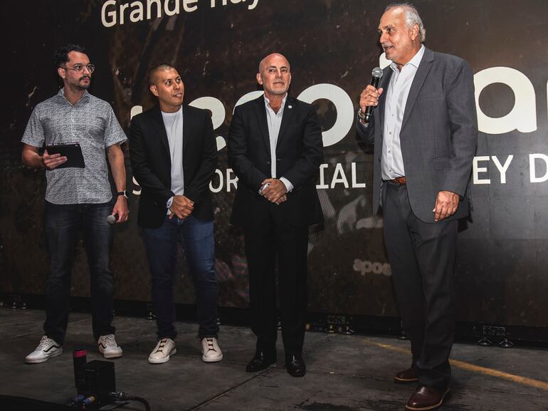 Miguel Cardona (seg. de der. a izq.), presidente de Olimpia, en la ceremonia de oficialización del nuevo sponsor del club en el estadio Manuel Ferreira, en Asunción.