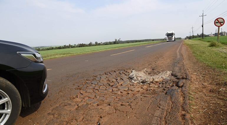 La ruta está en deplorable estado a causa de los baches.