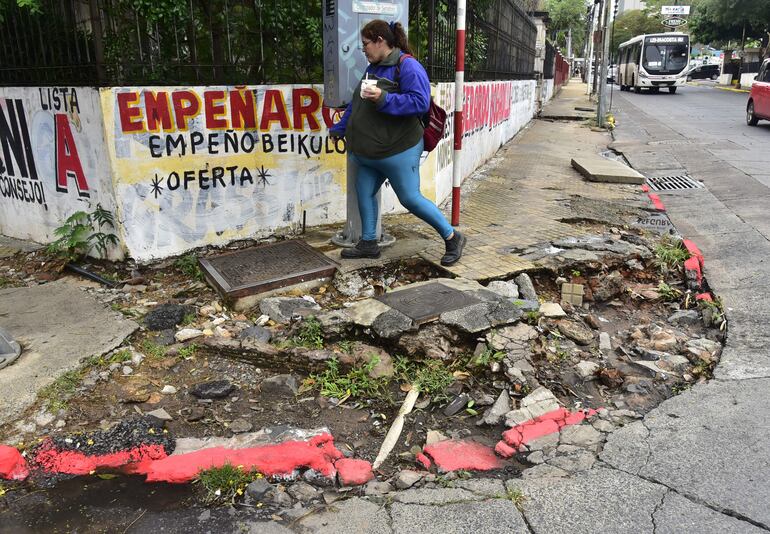 Cordones destrozados, pero la pintura de Parxin fue colocada igual entre los escombros en Fulgencio R. Moreno.