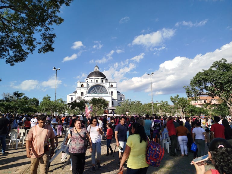 Imagen ilustrativa: el novenario de la Virgen de Caacupé moviliza a miles de personas año tras año.