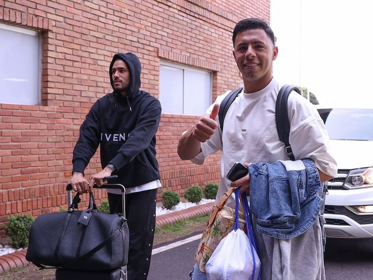 Blas Riveros (d), jugador de la selección de Paraguay, en la llegada al centro de Alto Rendimiento, en Ypané.