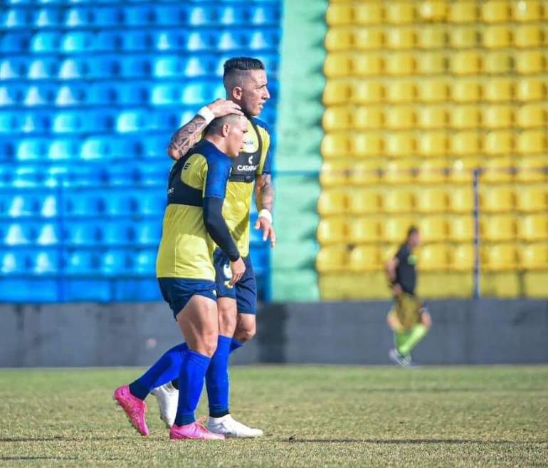 Lucas Barrios, tras su anotación, con Derlis Alegre Amante.