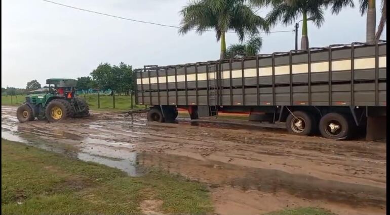 El acoplado de un transganado es estirado por un tractor en la zona de Laguna Itá endonde llovió 90 mm en 40 minutos.