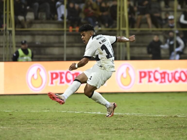 Rodney Redes, futbolista de Olimpia, ejecuta un remate en el partido frente al 2 de Mayo de Pedro Juan Caballero por la novena fecha del torneo Clausura 2024 del fútbol paraguayo en el estadio Villa Alegre, en Encarnación.