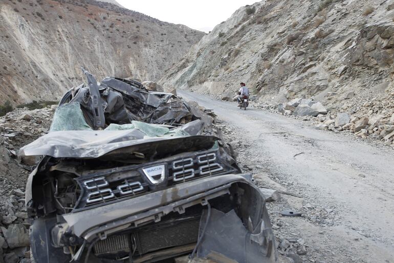 Varias aldeas siguen aisladas en la noche de este domingo en la zona cercana al epicentro del terremoto de Marruecos debido al derrumbe de sus carreteras, lo que obstaculiza que los habitantes accedan a la atención médica y a la ayuda básica. Es el caso, por ejemplo, de 17 aldeas montañosas de la comarca de Imgdal, a unos 77 kilómetros al sur de Marrakech y unos 50 kilómetros del epicentro del terremoto.