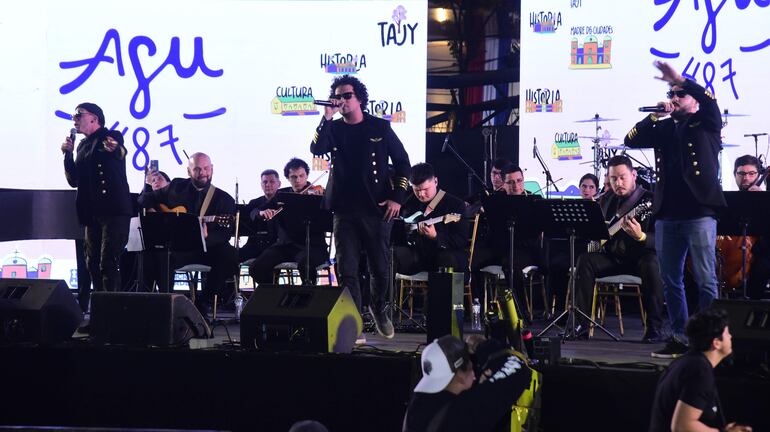 El grupo Funk'Chula se presentó como parte de la serenata a Asunción.