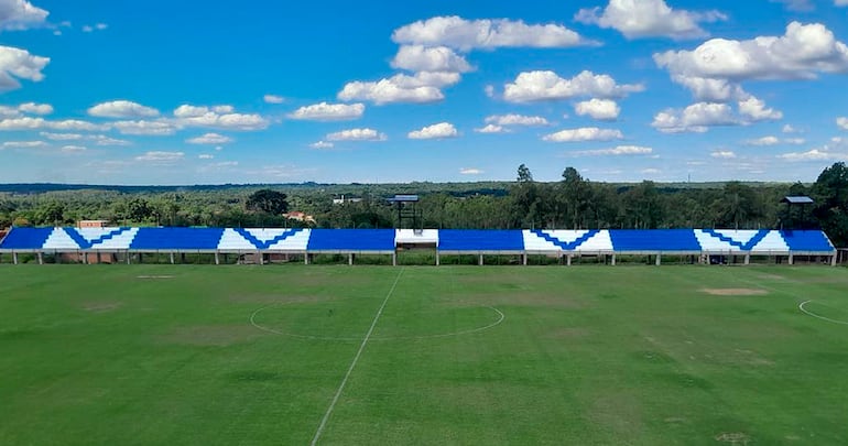 Vista del sector de Plateas del estadio del Sportivo Ameliano, con la pintura identificatoria de la V azulada.