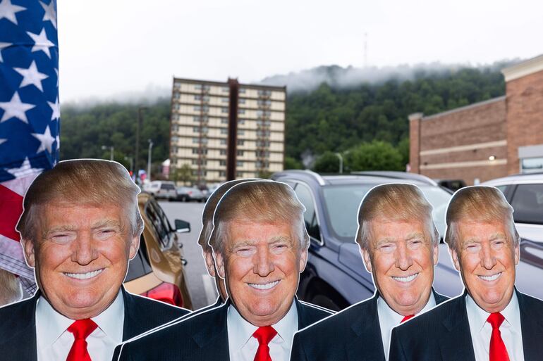 Recortes de cartón del ex presidente estadounidense y actual candidato presidencial republicano Donald Trump a la venta fuera de un mitin de campaña de Trump en Johnstown, Pensilvania, EE.UU., 30 de agosto de 2024.