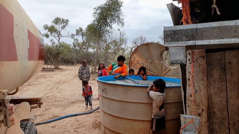 Muchas comunidades nativas aún siguen recibiendo el acarreo de agua en varias zonas del Chaco. 