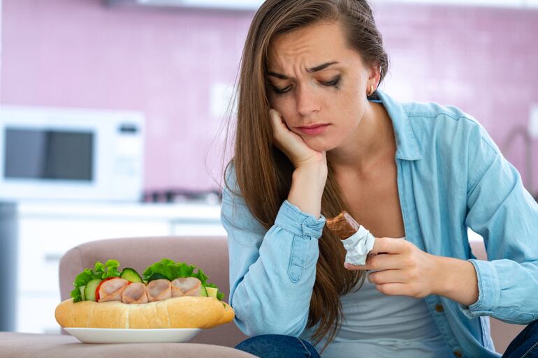 La ansiedad que genera el estrés lleva a muchas personas a comer para así calmar dichas sensaciones.