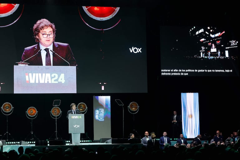 El presidente de Argentina, Javier Milei, arremetió este domingo en Madrid contra el socialismo “maldito y cancerígeno” que “invita a la muerte” y llamó “corrupta” a la mujer del presidente español, Pedro Sánchez.