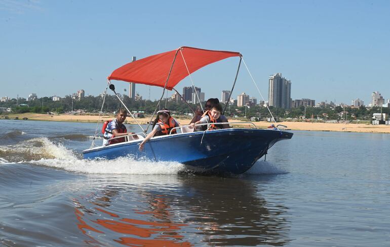 Paseo en lancha en la Costanera de Asunción. (Imagen de referencia).