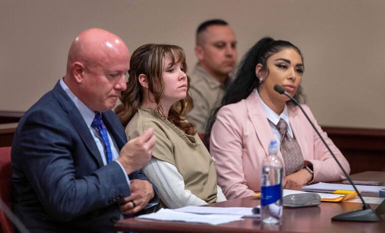 Hannah Gutierrez-Reed durante la audiencia donde fue anunciada su sentencia. Estuvo acompañada por el abogado Jason Bowles y la asesora legal Carmella Sisneros.