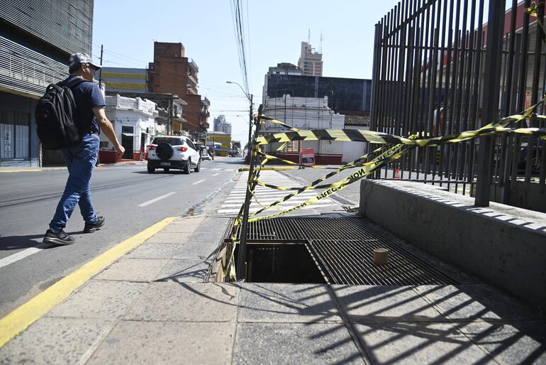 Enorme y peligroso hueco sobre calle Brasil. Persona debe bajar a la calle para seguir camino.