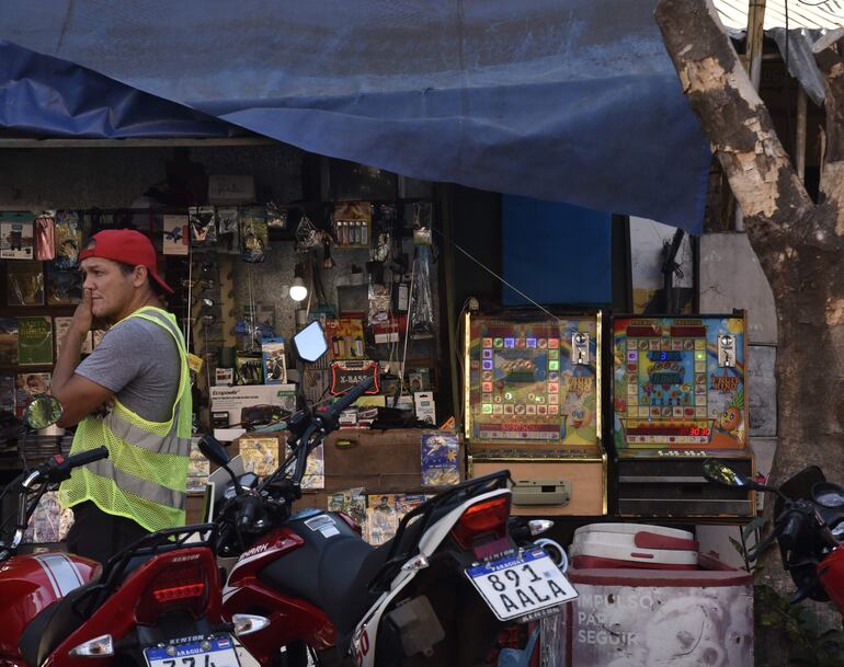 Los tragamonedas se encuentran en las calles, en las "narices" de las autoridades. De esta manera, se fortalece el "negocio" de la ludopatía.