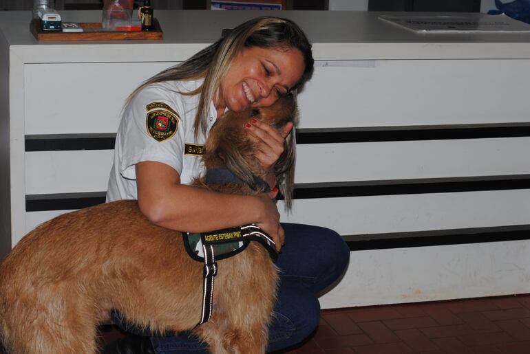 Esteban, el mejor amigo de los agentes de la Policía Municipal de Tránsito de CDE