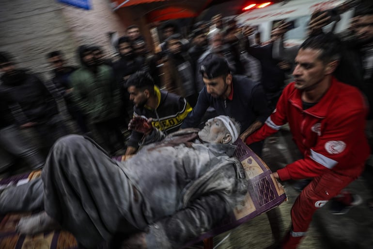 Un hombre herido es llevado el miércoles al hospital Mártires de Al Aqsa, en Deir el Balah, en la zona central de la Franja de Gaza.