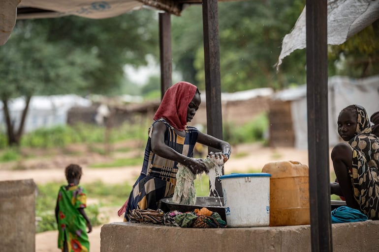 Niñas lavan ropa en un punto de limpieza en el campo de refugiados de Korsi en Birao. Más del 80 por ciento de los residentes del campo son mujeres y niños que huyeron de la guerra en Darfur.  Más de una docena de camiones cargados con ayuda alimentaria del Programa Mundial de Alimentos (PMA) entraron ayer, martes, por primera vez en meses a la región occidental sudanesa de Darfur, el principal foco de hambruna en Sudán, por el recién reabierto paso fronterizo de Adre, informó la ONU este miércoles.