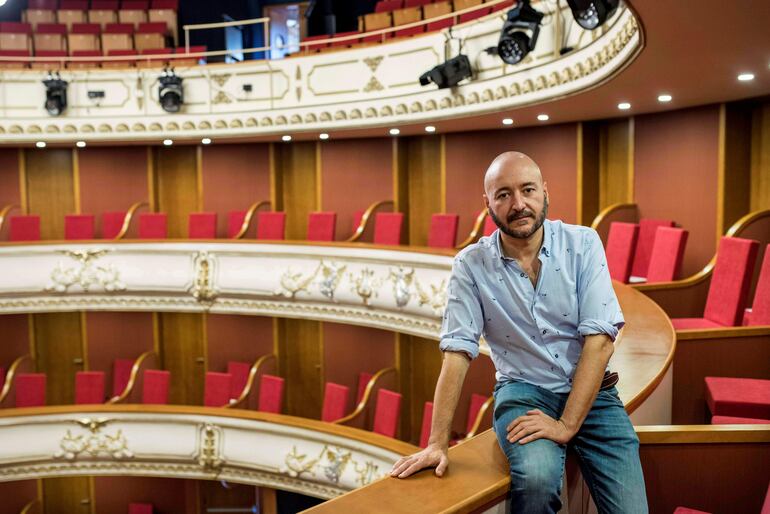 El escritor Josep Maria Miró, posando en el teatro de Des Born de Ciutadella, en Menorca, (España). El dramaturgo celebró la presentación en simultáneo de "La habitación blanca" en los países de la Triple Frontera.