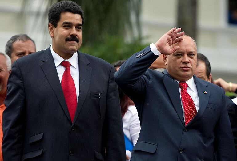 Nicolás Maduro (izquierda) y Diosdado Cabello (derecha) saludando.