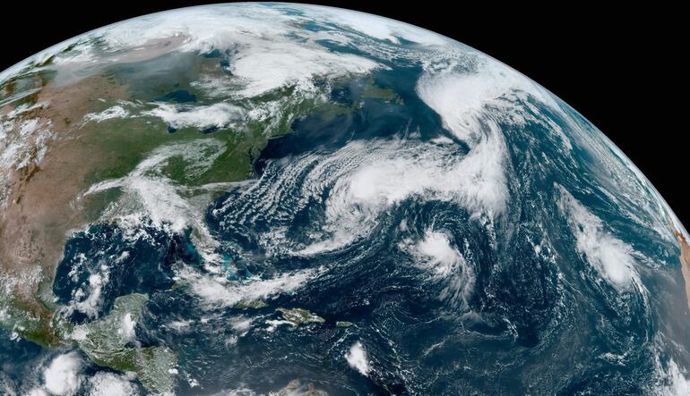 Fotografía satelital cedida por el Oficina Nacional de Administración Oceánica y Atmosférica (NOAA) a través del Centro Nacional de Huracanes (NHC) de Estados Unidos donde se muestra la localización de las tormentas tropicales Katia y Gert en el Atlántico. (EFE/ NOAA-NHC)