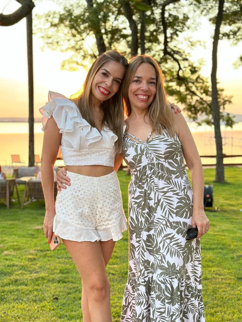 Belén Bogado y su hermana Lorena Bogado posando sonrientes en el cumple de la "Tuntuna". (Gentileza)