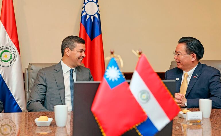 El presidente Santiago Peña con el canciller taiwanés, Joseph Wu, en Guatemala.