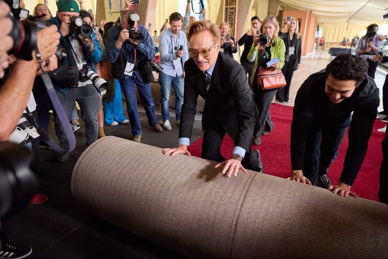 Conan O'Brien será el presentador de la ceremonia y estuvo a cargo de desplegar la alfombra roja.