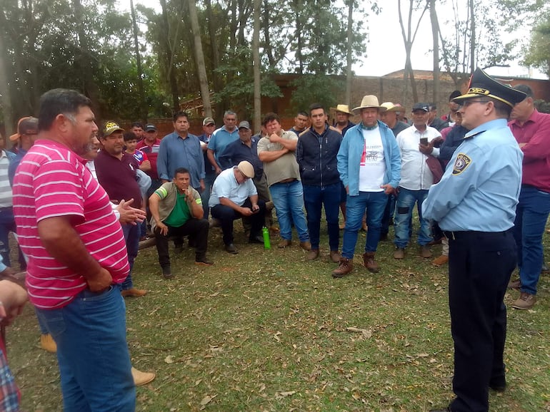 
El subcomandante de la Policía Nacional, comisario general director, Ramón Morales, dialogando con los dirigentes de los productores poco antes de ser levantada la movilización 