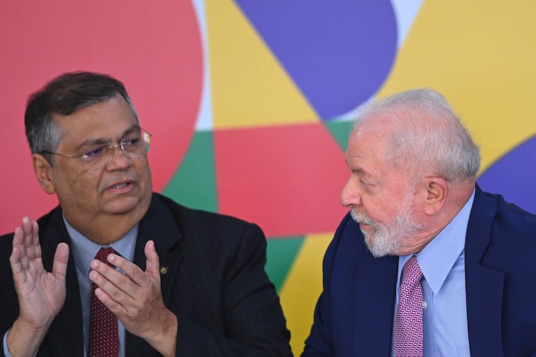 El presidente de Brasil, Luiz Inácio Lula da Silva, y el ministro de Justicia, Flavio Dino, conversan en el Palácio de Planalto, en BrasiIia (Brasil).  (EFE)